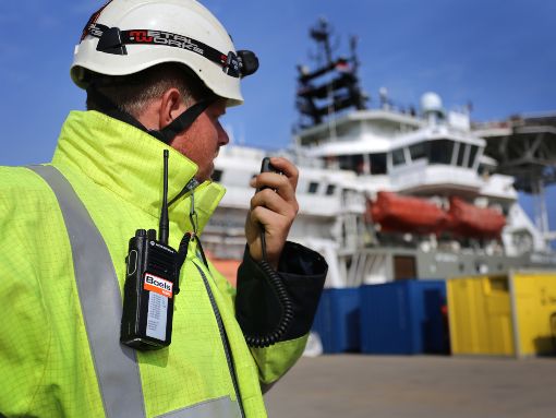 Membre du personnel avec walkie-talkie