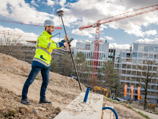 Dieser Vermessungsingenieur arbeitet mit dem neuesten Leica GS18 GPS-Rover mit Neigefunktion